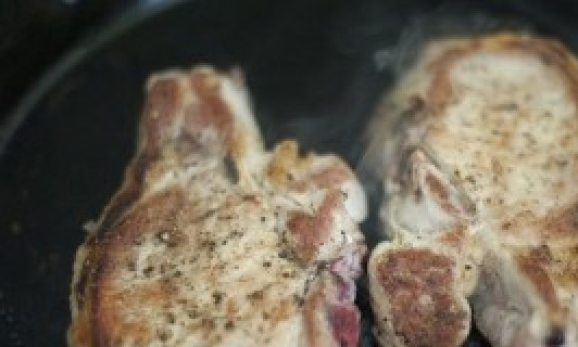 1. Этап. Свиные отбивные в винном соусе: Нагреваем масло в большой сковороде на среднем огне. Добавляем свиные отбивные и жарим до коричневого цвета, от 3 до 4 минут с каждой стороны. Ставим сковороду в духовку, выпекаем отбивные, примерно 5 минут.