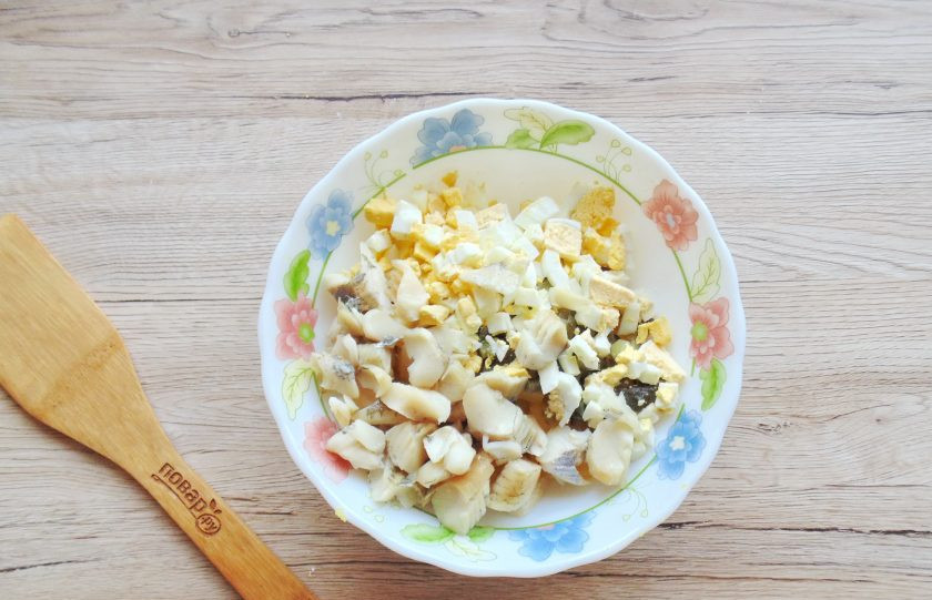 1. Этап. Салат с рыбой без майонеза: Рыбу отварите в подсоленной воде. Очистите от костей и разберите на небольшие кусочки. Добавьте в салат.