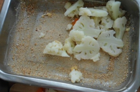 1. Этап. Цветная капуста запеченная в духовке с яйцом: Форму смазать сливочным маслом, посыпать панировочными сухарями.