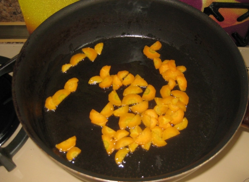 1. Этап. Суп грибной с лисичками: Пока все это дело варится, нарезаем морковку, слегка обжариваем её в малом количестве масла.