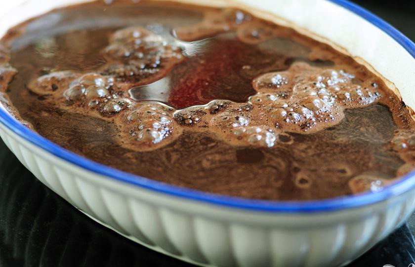 1. Этап. Шоколадный коблер: 4. Залить горячей водой сверху. Не размешивать!