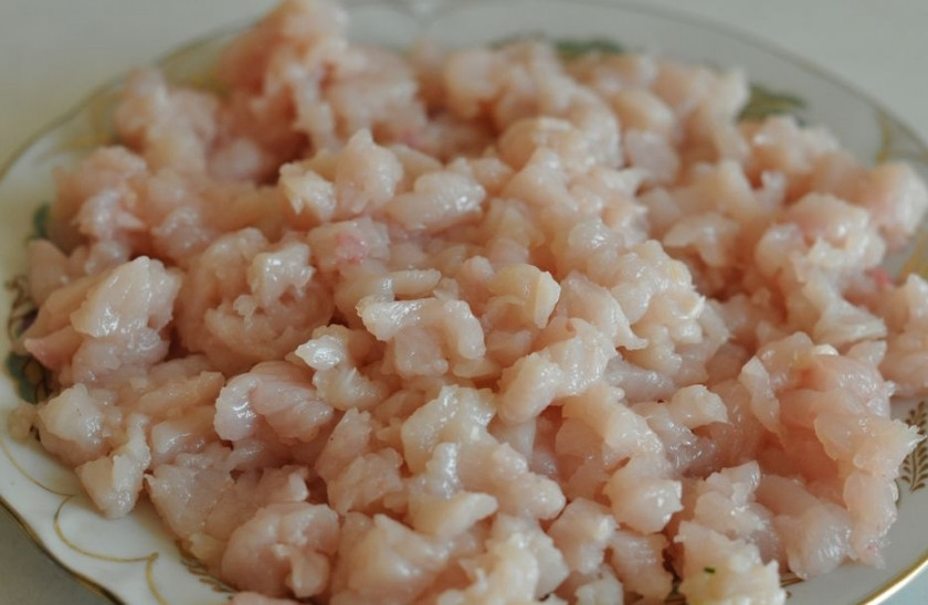 1. Этап. Паровые котлеты в духовке: Можете использовать готовый фарш, но советую приготовить его самостоятельно. Куриное филе порежьте мелко, тогда котлеты получаться мягче и сочнее.