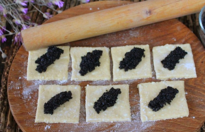 1. Этап. Творожное печенье с маком: Начинку кладем на квадраты из теста.