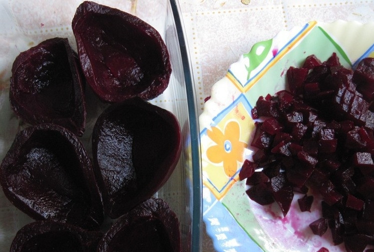 1. Этап. Свёкла в духовке: Каждую свёклу разрезаем вдоль и вынимаем мякоть. Половинки откладываем в сторону, мякоть режем небольшими кубиками или трем на терке.