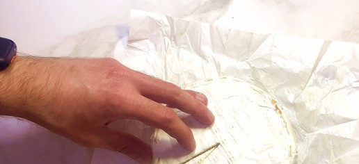 1. Этап. Салат с рукколой, камамбером и медовой курицей: Сыр камамбер нарезаем достаточно большими кусочками.