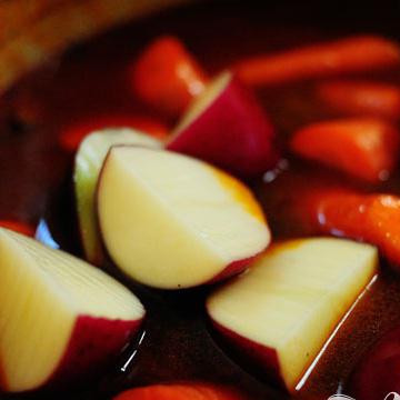 1. Этап. Тушеная говядина с пивом и паприкой: Добавьте их в кастрюлю, накройте крышкой и готовьте ещё 30 минут. Если уровень жидкости вам кажется маловат, добавьте ещё горячей воды с растворённым в ней кубиком бульона. Вы также можете добавить ещё пива.