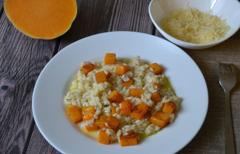 1. Этап. Ризотто с тыквой от Юлии Высоцкой: Подавайте ризотто с тыквой к столу, рядом поставьте натертый пармезан, при желании его можно подсыпать. Яркое, красивое, вкусное блюдо должно понравиться любителям тыквы.