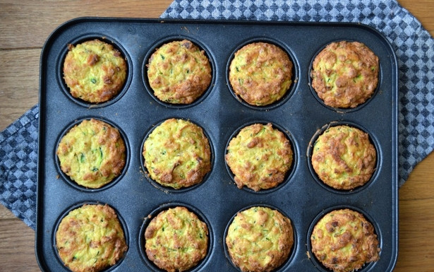 1. Этап. Кабачковые кексы с луком и беконом: 3. Запекаем 25 минут при 180 градусах. Как только выпечка станет вот такой румяной, блюдо можно считать готовым.