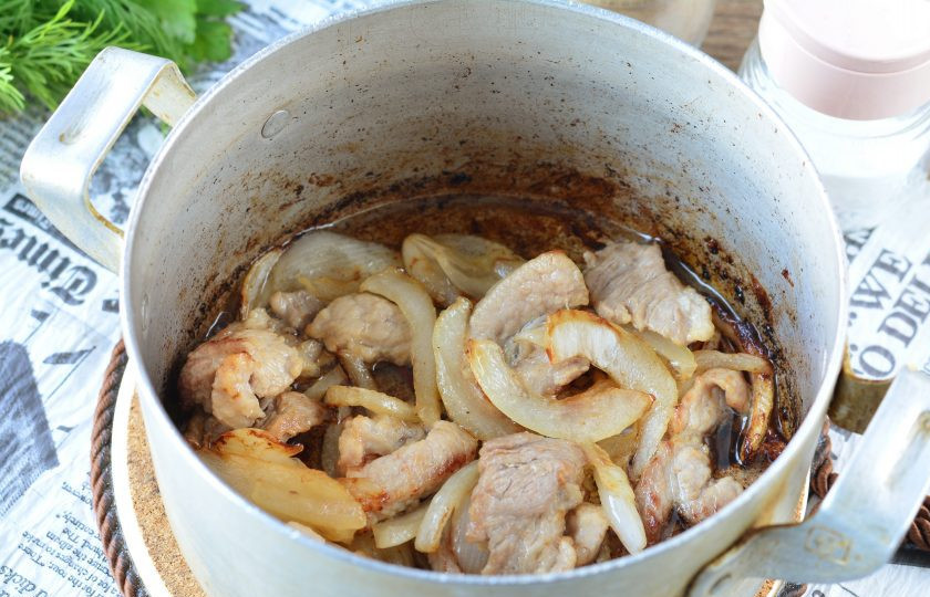 1. Этап. Бефстроганов с гречкой: Обжаривайте мясо с луком 5-7 минут до золотистой корочки. Посолите и поперчите.