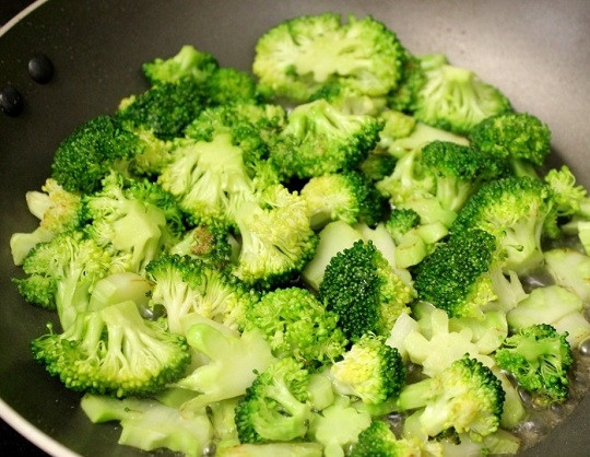 1. Этап. Куриное филе с овощами: 5. Обжарьте несколько минут, после добавьте воду, чтобы брокколи стала мягкой.