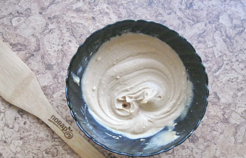 1. Этап. Кекс Сникерс: Взбейте миксером вареное сгущенное молоко со сливочным маслом до однородной консистенции.