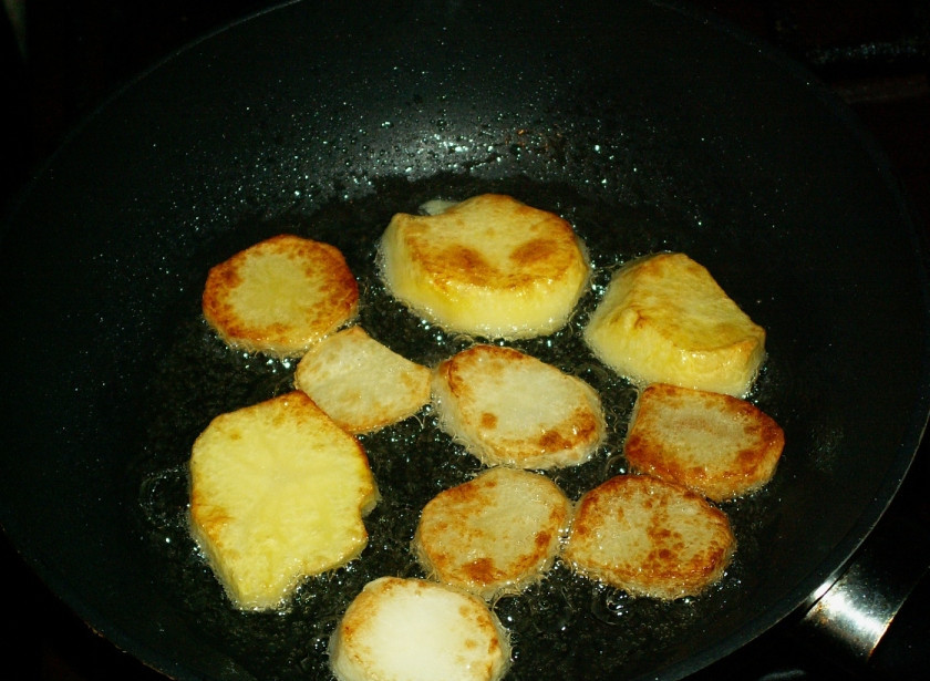 1. Этап. Подосиновики, тушеные в сметане: 3. Обжарим с двух сторон на растительном масле.