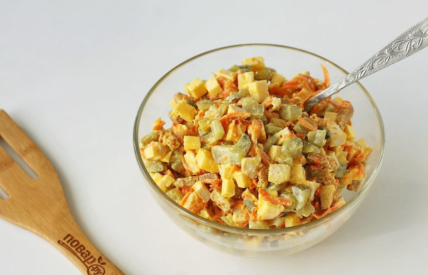 1. Этап. Салат с курицей и кириешками: Заправьте все майонезом и перемешайте. Салат с курицей и кириешками готов.