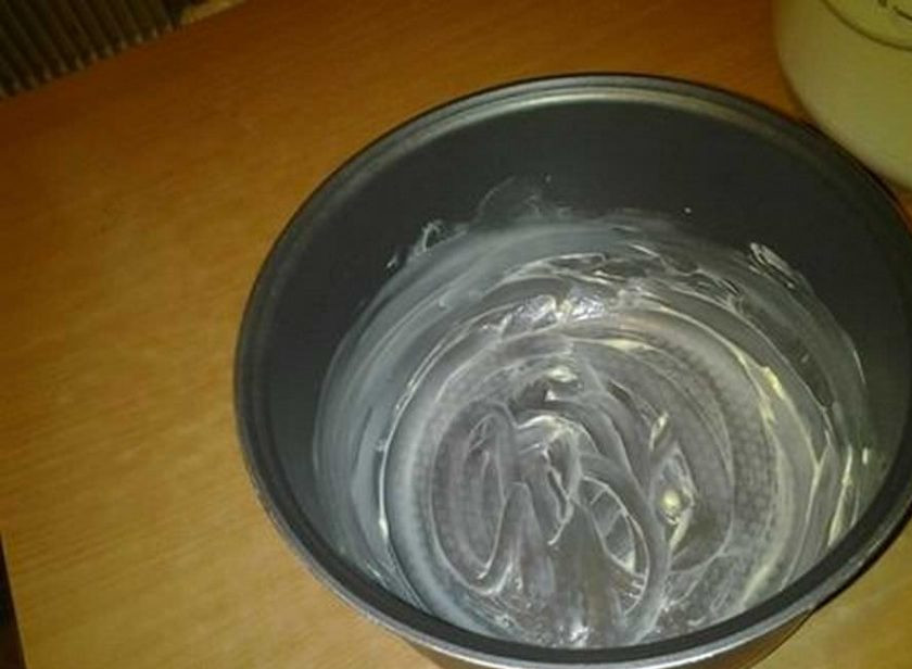 1. Этап. Традиционная Шарлотка с яблочком: 4. Чашу мультиварки обязательно смажьте кусочком сливочного масла.