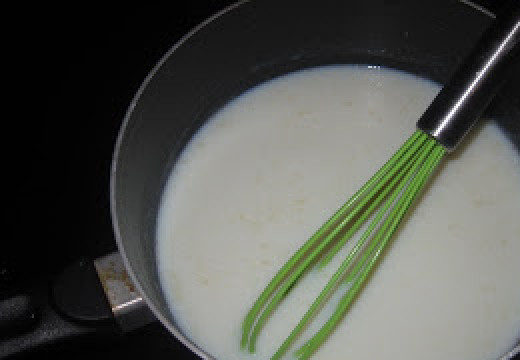 1. Этап. Суфле из кабачков: 1. Включите духовку нагреваться на 180 градусов. Кабачок промойте, натрите на терке, слегка посолите и поперчите. Поставьте сотейник на средне-медленный огонь, растопите масло, затем добавьте, помешивая муку, прогрейте и влейте молоко.