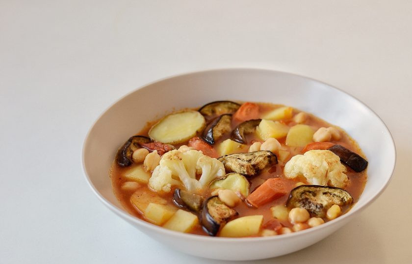 1. Этап. Овощная шурпа: Суп налейте в миску, сверху выложите запеченные овощи. Для украшения используйте зелень.