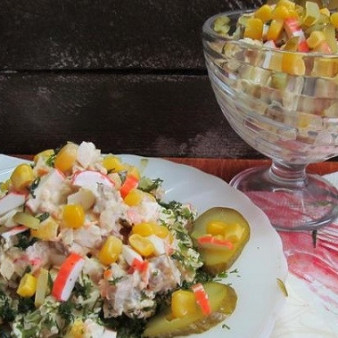 Салат с курицей и крабовыми палочками