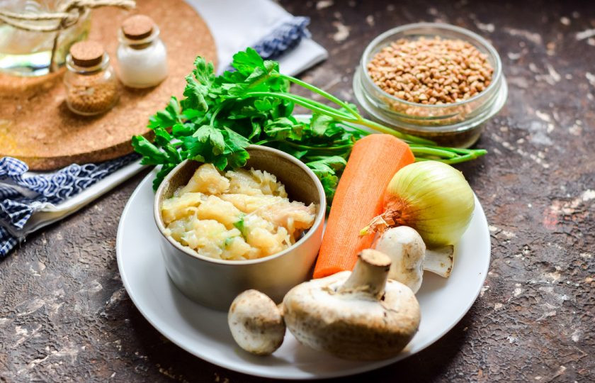 1. Этап. Гречка с фаршем и грибами: Подготовьте все необходимые ингредиенты. Фарш приготовьте самостоятельно.