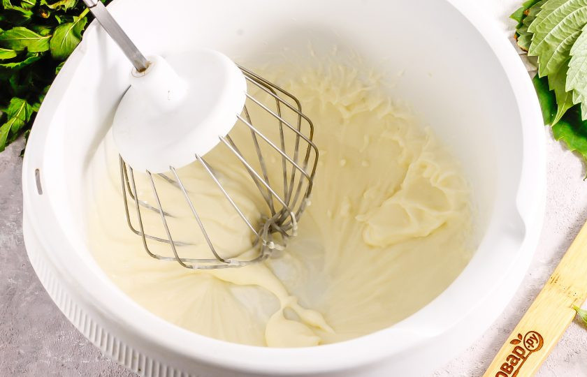 1. Этап. Лимонно-ягодный торт: Взбейте сметану с сахаром и загустителем для сметаны. По желанию можете добавить 1/2 ч.л. лимонного сока в уже густой крем. Можно приготовить и масляный крем, но он будет 