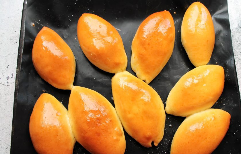 1. Этап. Пирожки с кабачком и фаршем: Сформируйте пирожки и выложите их на противень, смазанный растительным маслом швом вниз. Накройте противень и дайте им подойти в течение 10 минут для подъема. Смажьте сверху пирожки яйцом и выпекайте в горячей духовке при температуре 180 градусов в течение 20-25 минут, до готовности. Готовые пирожки достаньте, смажьте растительным маслом и, покрыв, дайте постоять 10 минут.