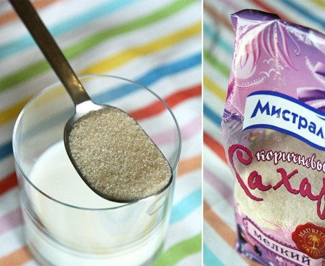 1. Этап. Суфле из моркови: 2. В молоко добавить коричневый сахар по вкусу (для сладкоежек - 5-6 столовых ложек).