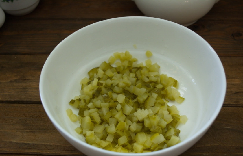 1. Этап. Салат Сицилийскийс курицей: Маринованный огурец нарезать мелко.