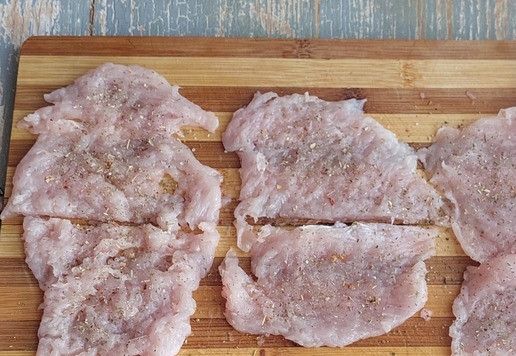 1. Этап. Запеченные овощи с курицей и сыром: Куриное филе нарезать кусочками, хорошо отбить.