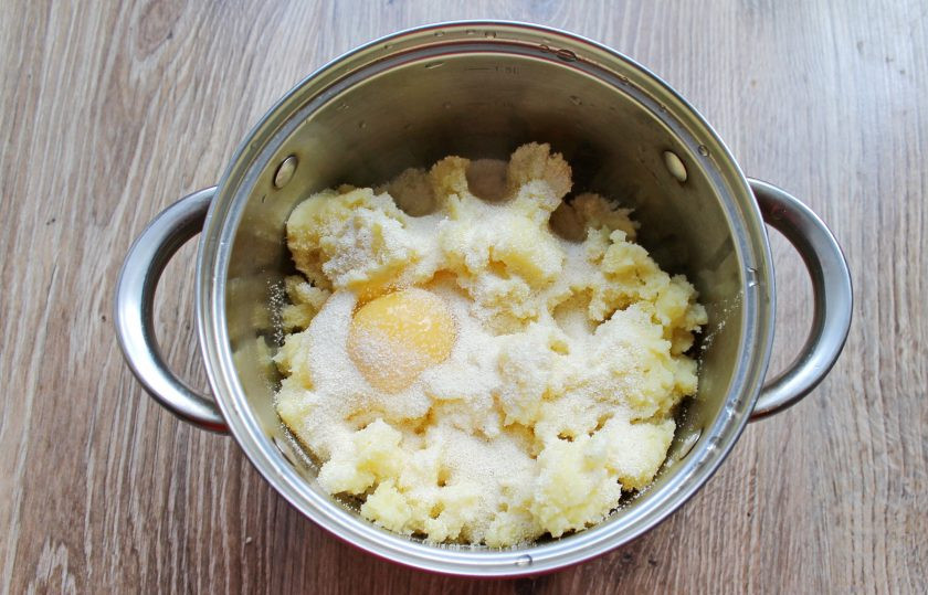 1. Этап. Зразы с ливером: Всыпьте в картофельное пюре манку, перемешайте. Дайте постоять 10 минут.