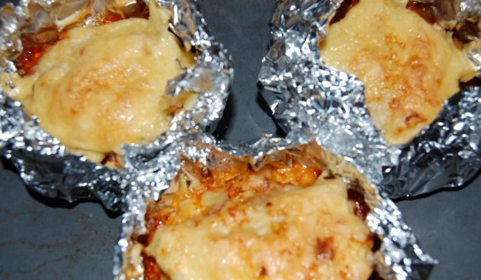 1. Этап. Свинина по-купечески: Готовое блюдо аккуратно извлекаем из фольги и подаем к столу. Оно само по себе довольно сытное, поэтому не требует дополнительно гарнира. Приятного вам аппетита!