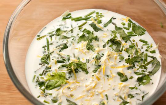 1. Этап. Лосось в сливочном соусе: Добавляем в сливочную смесь мелко нарубленную зелень. Сюда же добавляем натертую на мелкой терке лимонную цедру и горчицу. Хорошенько перемешиваем.