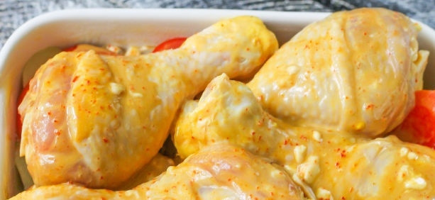 1. Этап. Ножки в духовке: Далее нарезаем помидор кружочками и выкладываем их на лук. Сверху помидоров выкладываем маринованные куриные голени. Духовку разогреваем до 200 градусов, выпекаем блюдо в течение 30 минут.