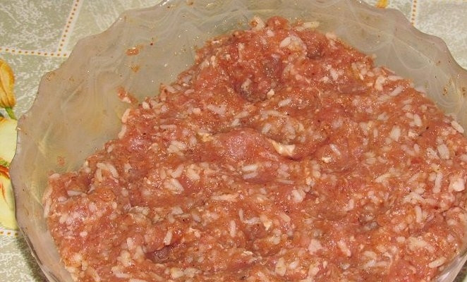 1. Этап. Тефтели с подливой в духовке: Очень тщательно перемешиваем все ингредиенты до однородного состояния.