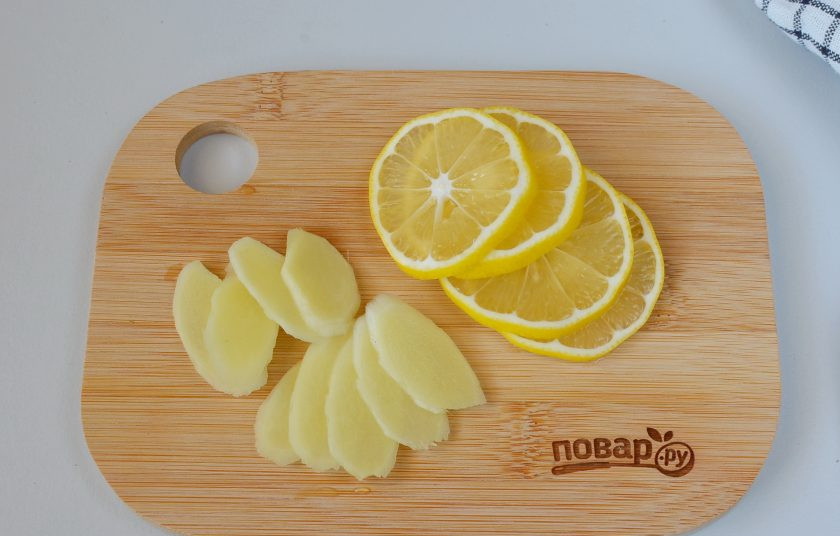 1. Этап. Имбирный чай для повышения иммунитета: Очищенный корень нарежьте тонкими слайсами, для первого раза приготовления чая вам лучше положить ломтиков 5-6, если понравится напиток, то увеличивайте его количество постепенно. Я кладу 8-9 пластинок, мне нравится его острый вкус. Лимон порежьте кружочками, 3-4 ломтика вполне достаточно.