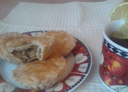 1. Этап. Закрытые тарталетки с курицей и грибами: Подаем с чашечкой горячего чая или бульона.