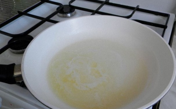 1. Этап. Макароны с ветчиной и грибами: Разогрейте сливочное масло.