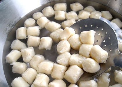 1. Этап. Сырные ньокки: Отправьте ньокки в кипящую подсоленную воду, отваривайте их 6-8 минут.