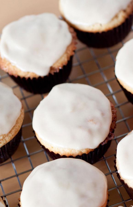 1. Этап. Маффины с корицей и кофейной глазурью: 7. Залить охлажденные маффины глазурью, дать постоять 15-20 минут. После этого украсить сверху сливочным кремом.