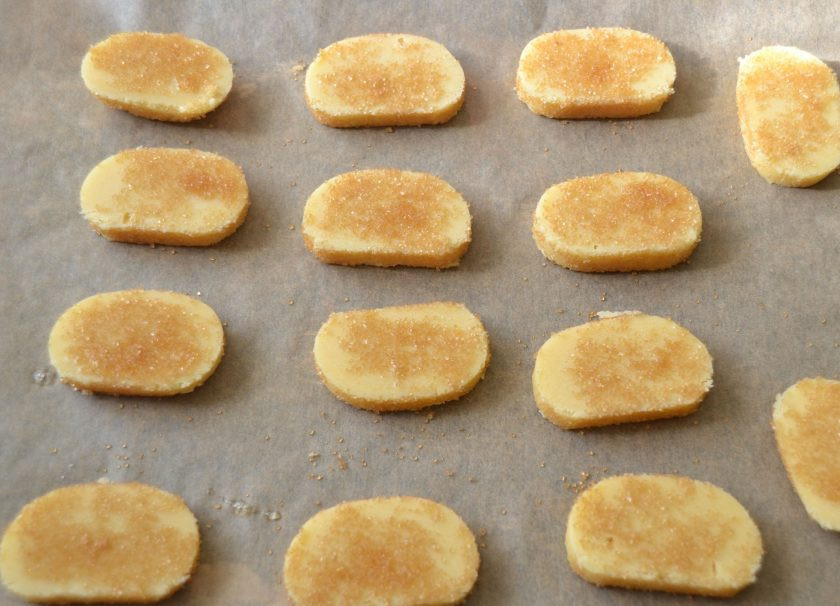 1. Этап. Бретонское песочное тесто: Посыпьте печенье сверху коричневым тростниковым сахаром, можно просто обмакнуть печенье в сахар. Вместо сахара можно посыпать печенье лепестками миндаля.