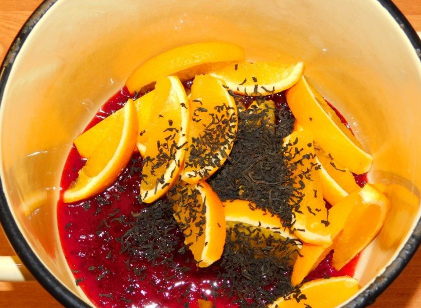 1. Этап. Клюквенный чай с апельсином: Добавьте нарезанный апельсин и чай.