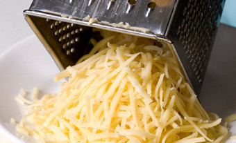 1. Этап. Мясо с цветной капустой в духовке: 5. Посыпаем все тертым сыром и отправляем в разогретую до 200 градусов духовку.