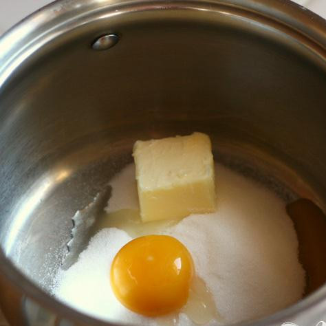 1. Этап. Бабушкин фруктовый пирог: Добавляем в кастрюлю желтки.