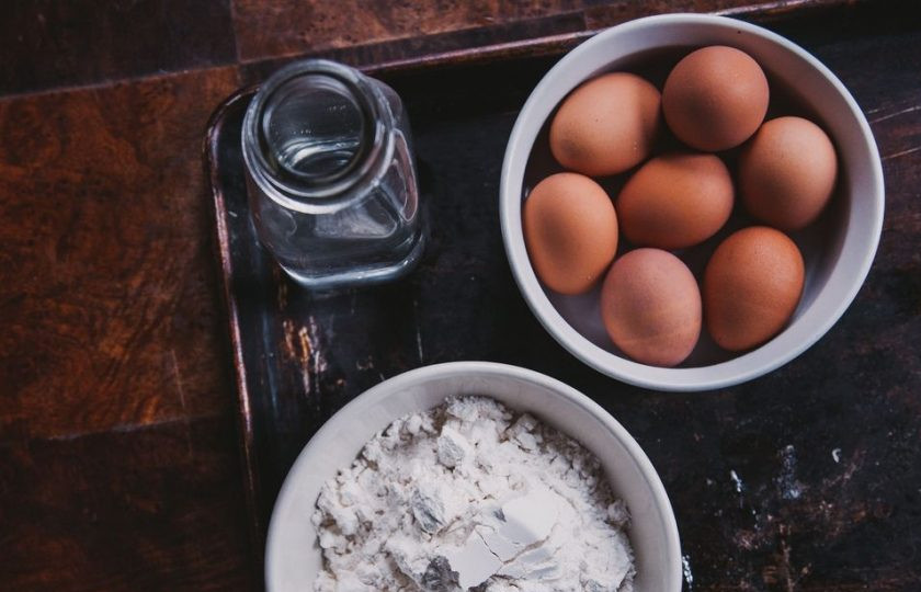 1. Этап. Пончики из заварного теста: 1. Ингредиенты для теста простые и их совсем немного. Вы можете взять воду, молоко или пополам каждого.