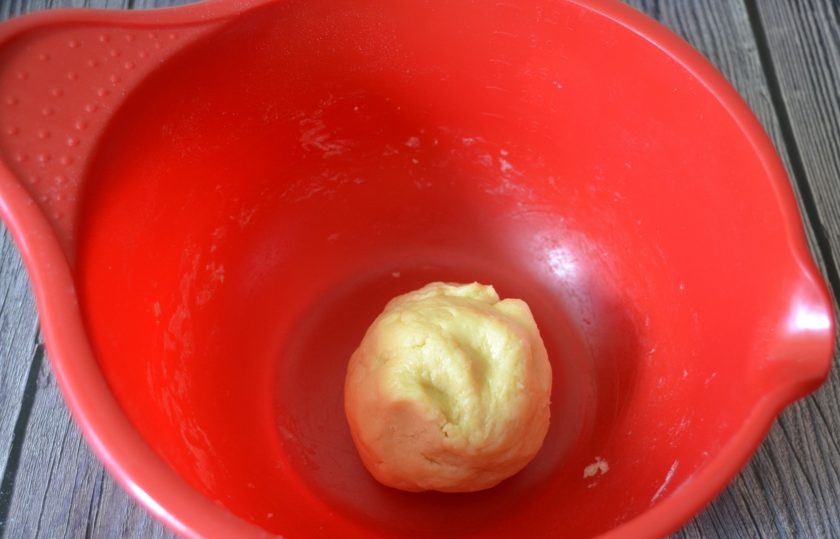 1. Этап. Грушевый пирог с карамельной заливкой: Дальнейший замес теста продолжите руками, тесто получается мягкое, эластичное.