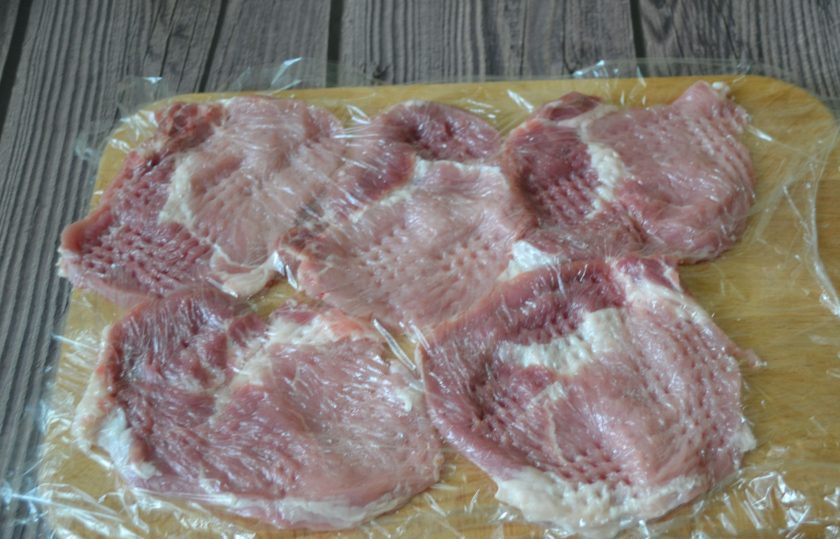 1. Этап. Отбивные Соломоны: Нарежьте мясо тонкими ломтиками, толщиной около 5 мм, отбейте с двух сторон.