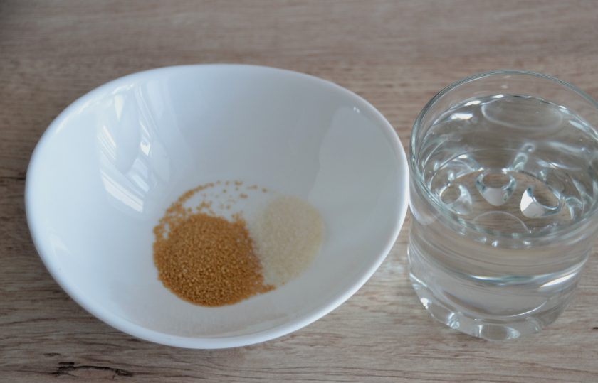 1. Этап. Голландский хлеб: Влейте в миску воду, добавьте сахар, сухие дрожжи, размешайте, оставьте на 15 минут.