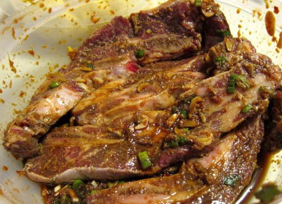 1. Этап. Маринад для ребрышек на гриле: 3. Накрыть все крышкой и отправить в холодильник. Чтобы мясо как следует пропиталось вкусом и ароматом маринада, лучше оставить его минимум на 2-3 часа, периодически встряхивая контейнер или перемешивая ребра в мисочке.