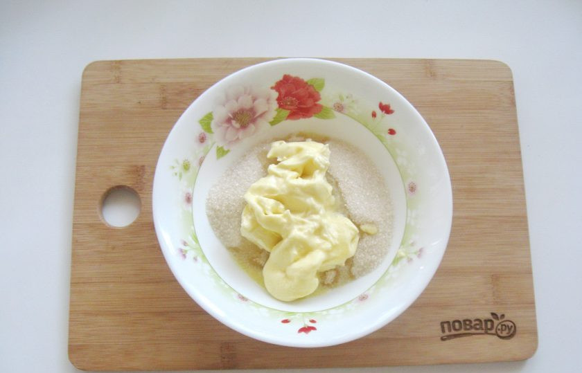 1. Этап. Шоколадный торт с черносливом и орехами: В другую миску выложите сахар и мягкое сливочное масло.