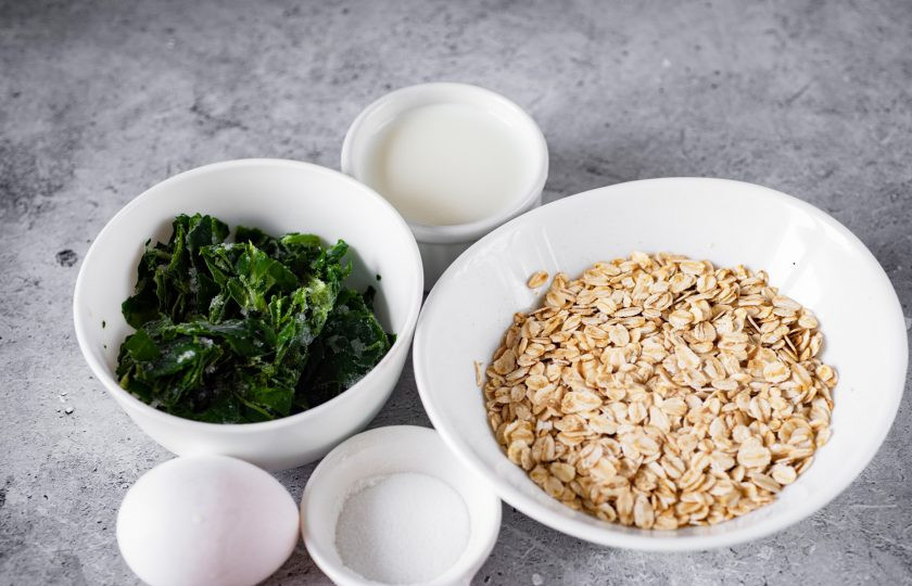 1. Этап. Овсяноблин со шпинатом: Все ингредиенты соберите на столе по указанному списку. Замороженный шпинат разморозьте, я залила теплой водой и с помощью дуршлага отжала излишнюю влагу.
