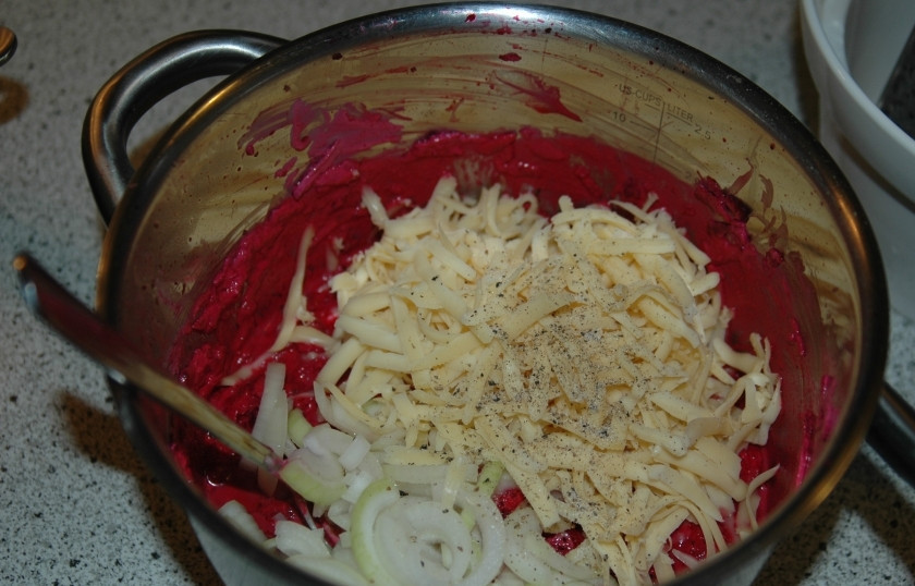 1. Этап. Свекольная запеканка с макаронами: Режем лук, ошпариваем его перед тем, как добавить к свекле и сметане. Также добавляем тертый сыр.