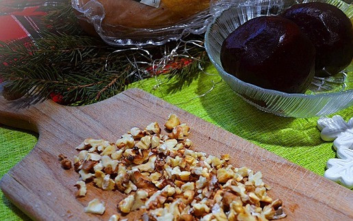 1. Этап. Слоёный салат Рождественское небо: Орехи нарубить.